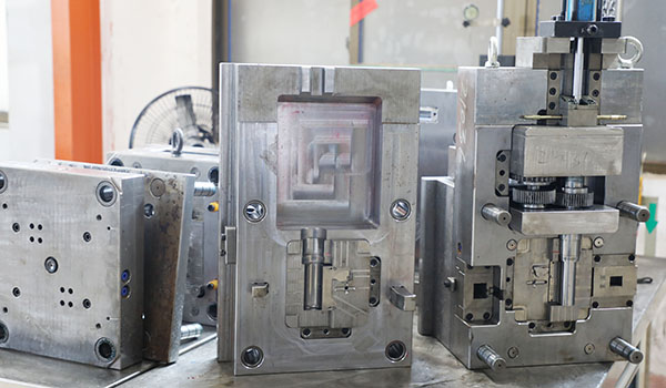 PRECISION MOLD MANUFACTURING